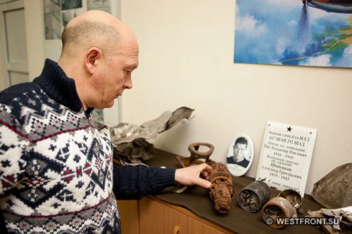 Вадим Кротов, член ПО "Патриот", рассматривает одну из экспозиций школьного музея