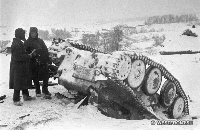 Красноармейцы стоят рядом с подбитым немецким танком (Pz.Kpfw.38(t))