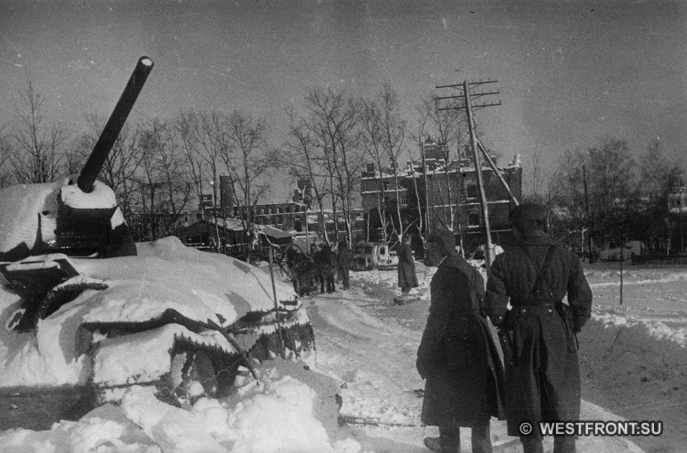 Сгоревший танк Т-34 в центре Наро-Фоминска. Фото сделано предположительно зимой 1942 г.