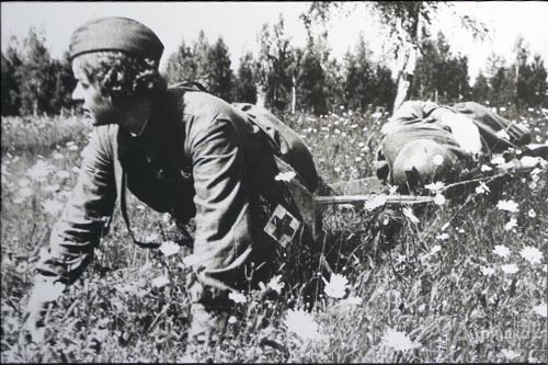 Елена Ковальчук выносит раненого с поля боя, фото 1942 года. Фото С.Косырева