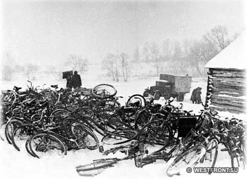 В районе Боровска. Брошенные велосипеды гитлеровских самокатчиков. Январь 1942 г.