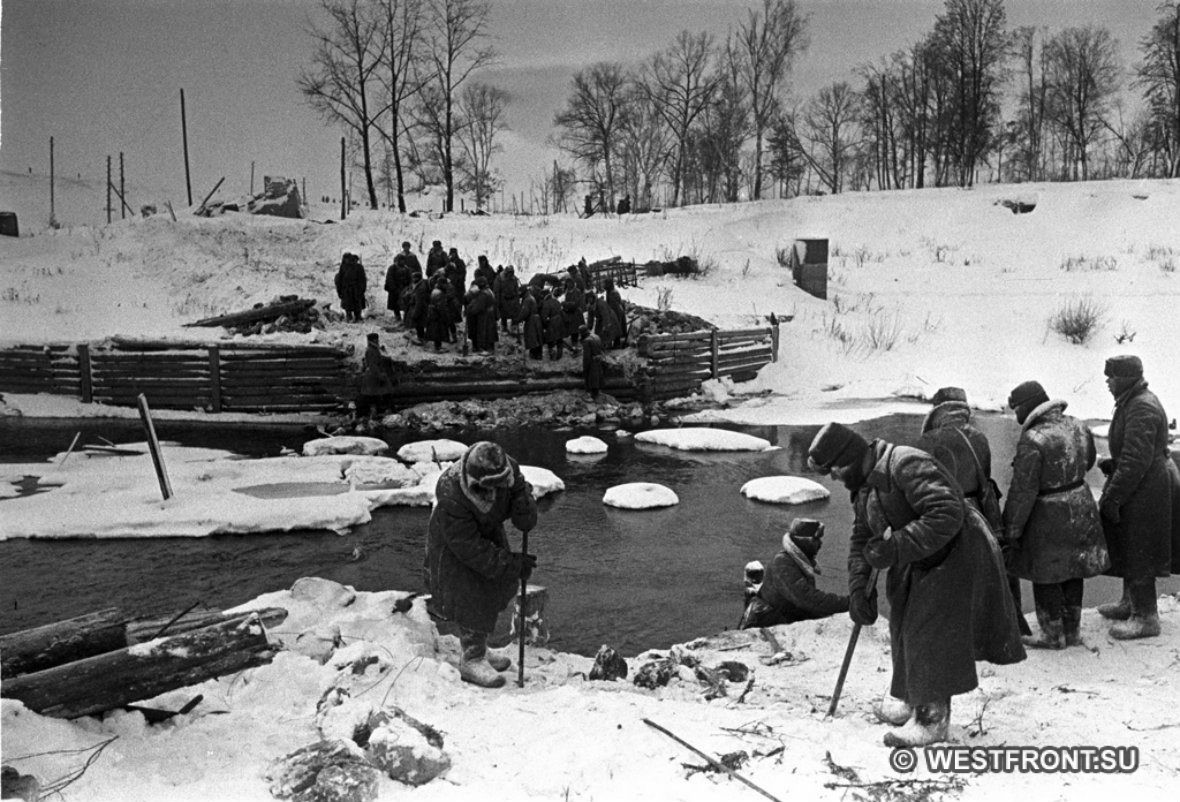 Саперы 1-й ГМСД наводят переправу через р. Нара после освобождения Наро-Фоминска. Декабрь 1941