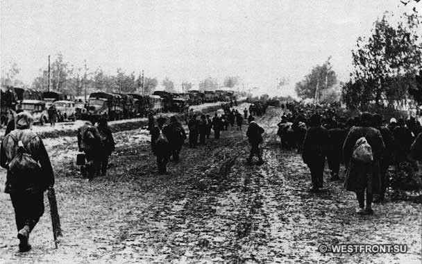На Киевском шоссе в районе Балабаново в середине ноября 1941 г. (немецкая фотография). На переднем плане судя по всему пленные советские солдаты, на заднем - колонна немецкой техники.