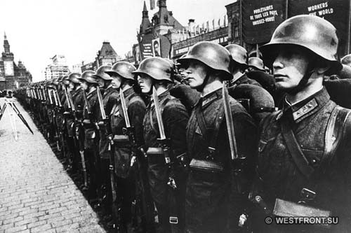Московская пролетарская стрелковая дивизия на параде на Красной площади. 1930-е гг.