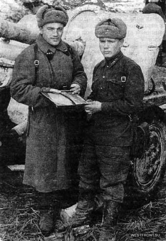 Перед выдвижением батареи 971-го артполка на прямую наводку. Командир М. В. Шатрюк (справа), комиссар С. М. Широков (автор книги На полях подмосковья). Ноябрь 1941 г.