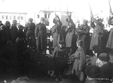 В городском сквере г. Вереи бойцы 33-й армии хоронят своих боевых товарищей. Январь 1942 года.