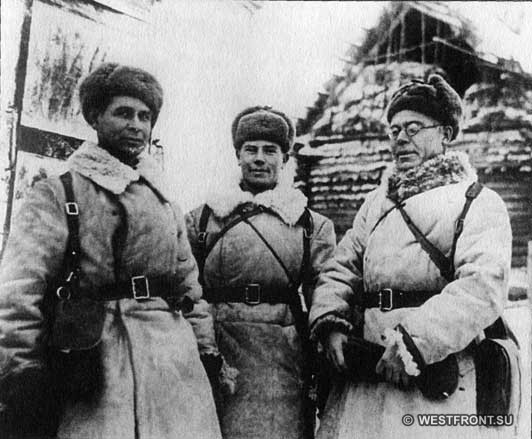 Политрук отдельной роты связи 110-й стрелковой дивизии Н.П.Смирнов (справа) с боевыми товарищами.