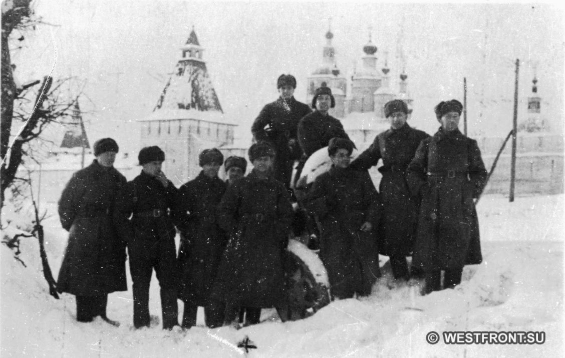 Бойцы и офицеры 201 Латышской стрелковой дивизии фотографируются на фоне Боровско-Пафнутьевского монастыря. Боровск, январь 1942 года