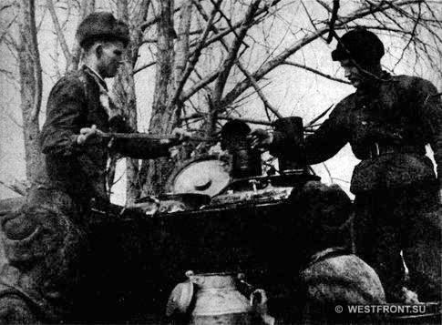 Работа полевой кухни во время раздачи пищи в одном из подразделений 1-й Гв. мсд. Декабрь 1941 г.