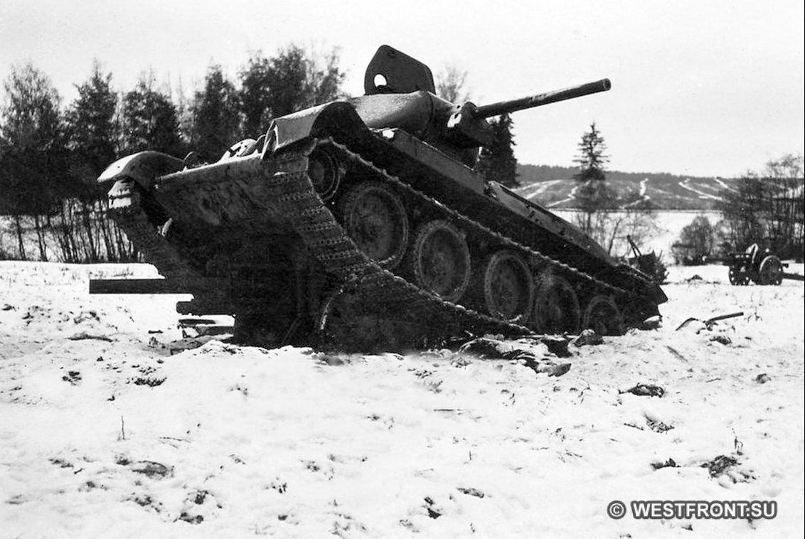 Советский танк Т-34 из 20-й ТБр, раздавивший немецкую легкую полевую гаубицу из артиллерийского полка 7-й пехотной дивизии вермахта в боях под Наро-Фоминском. 1941 год