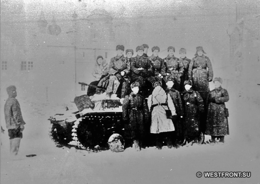 фотография группы бойцов 201 Латышской стрелковой дивизии на фоне Боровского Пафнутьевского монастыря