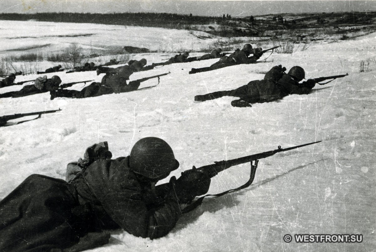 Гвардейцы Московской Пролетарской дивизии во время боя (ракурс 2)