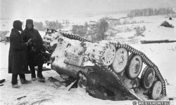 Красноармейцы стоят рядом с подбитым немецким танком (Pz.Kpfw.38(t))