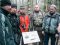 Участники группы "Прерванный полёт", ПО "Вороновский рубеж" и Игорь Михайлюк рядом с установленным Знаком