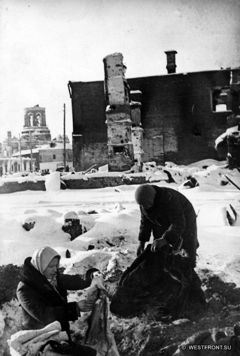 После освобождения Наро-Фоминска жители возвращаются к развалинам своих домов. Зима 41-42 гг.