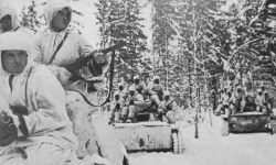 Советские танки Т-40 с десантом автоматчиков в зимнем лесу под Наро-Фоминском