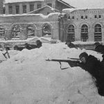 Партизаны занимают оборону во дворе Наро-Фоминской прядильной фабрики. Декабрь 1941 г. Автор - В. Олейник