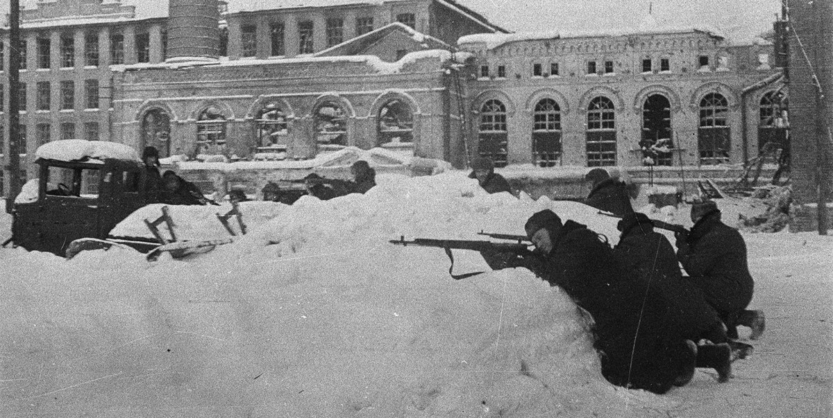 Партизаны занимают оборону во дворе Наро-Фоминской прядильной фабрики. Декабрь 1941 г. Автор - В. Олейник